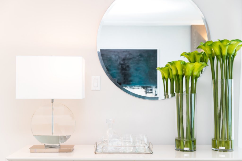 Wood and lacquered furniture details